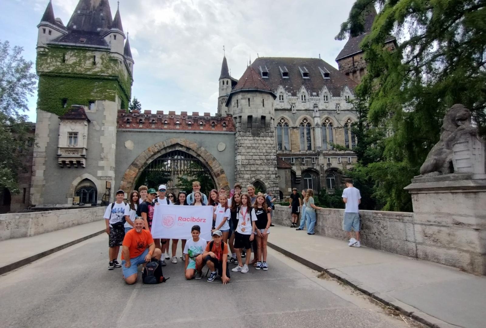 Zdjęcie w galerii na portalu naszraciborz.pl: Raciborska młodzież z wizytą na Węgrzech. Międzynarodowy obóz w Zugló i Soltvadkert wiadomości z regionu