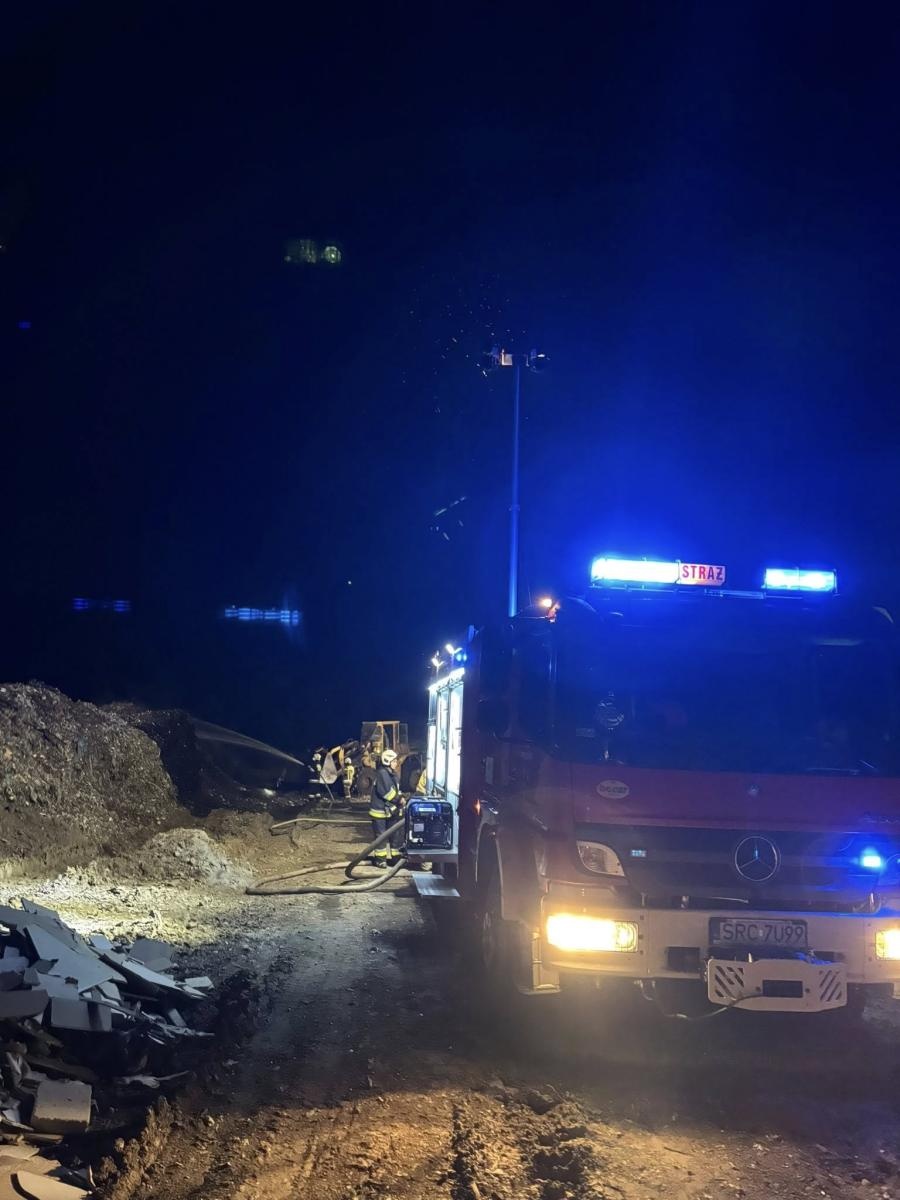 Zdjęcie w galerii na portalu naszraciborz.pl: Płonące składowisko, alarmy, dramat starszego mężczyzny – sześć interwencji w raporcie 998 wiadomości z regionu