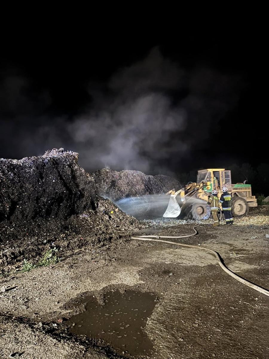 Zdjęcie w galerii na portalu naszraciborz.pl: Płonące składowisko, alarmy, dramat starszego mężczyzny – sześć interwencji w raporcie 998 wiadomości z regionu