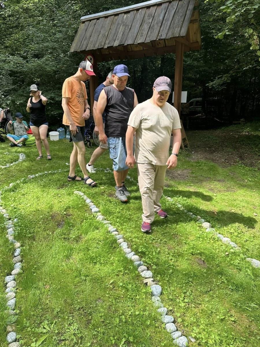 Zdjęcie w galerii na portalu naszraciborz.pl: Podopieczni Warsztatu Terapii Zajęciowej odwiedzili Arboretum Bramy Morawskiej wiadomości z regionu