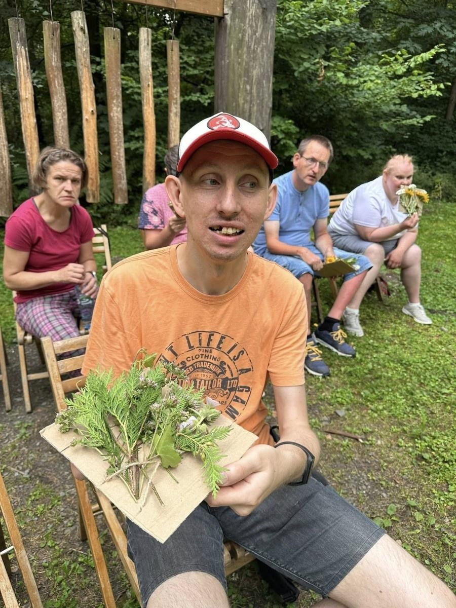 Zdjęcie w galerii na portalu naszraciborz.pl: Podopieczni Warsztatu Terapii Zajęciowej odwiedzili Arboretum Bramy Morawskiej wiadomości z regionu