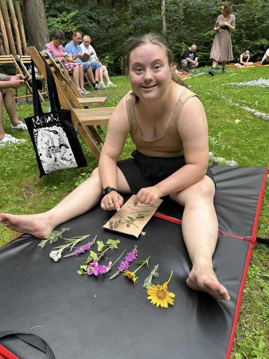 Zdjęcie w galerii na portalu naszraciborz.pl: Podopieczni Warsztatu Terapii Zajęciowej odwiedzili Arboretum Bramy Morawskiej wiadomości z regionu