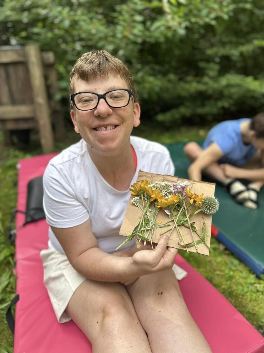 Zdjęcie w galerii na portalu naszraciborz.pl: Podopieczni Warsztatu Terapii Zajęciowej odwiedzili Arboretum Bramy Morawskiej wiadomości z regionu