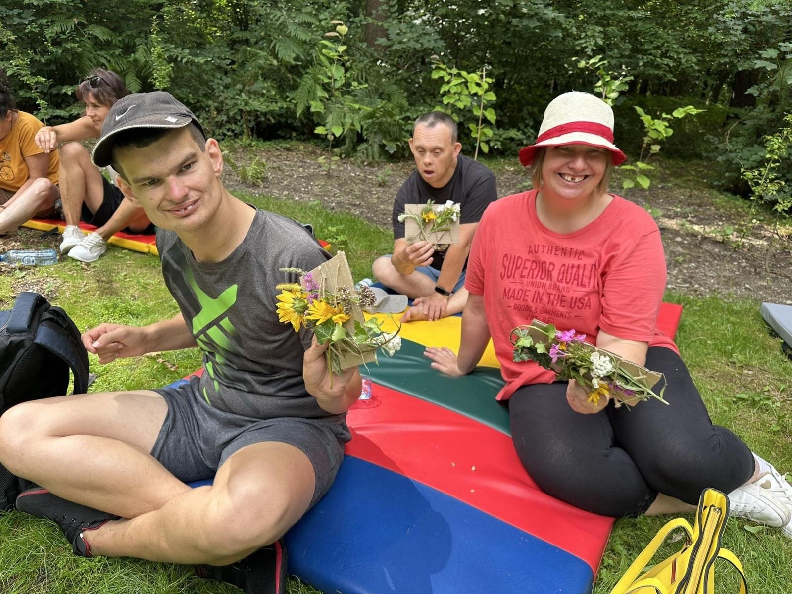 Zdjęcie w galerii na portalu naszraciborz.pl: Podopieczni Warsztatu Terapii Zajęciowej odwiedzili Arboretum Bramy Morawskiej wiadomości z regionu