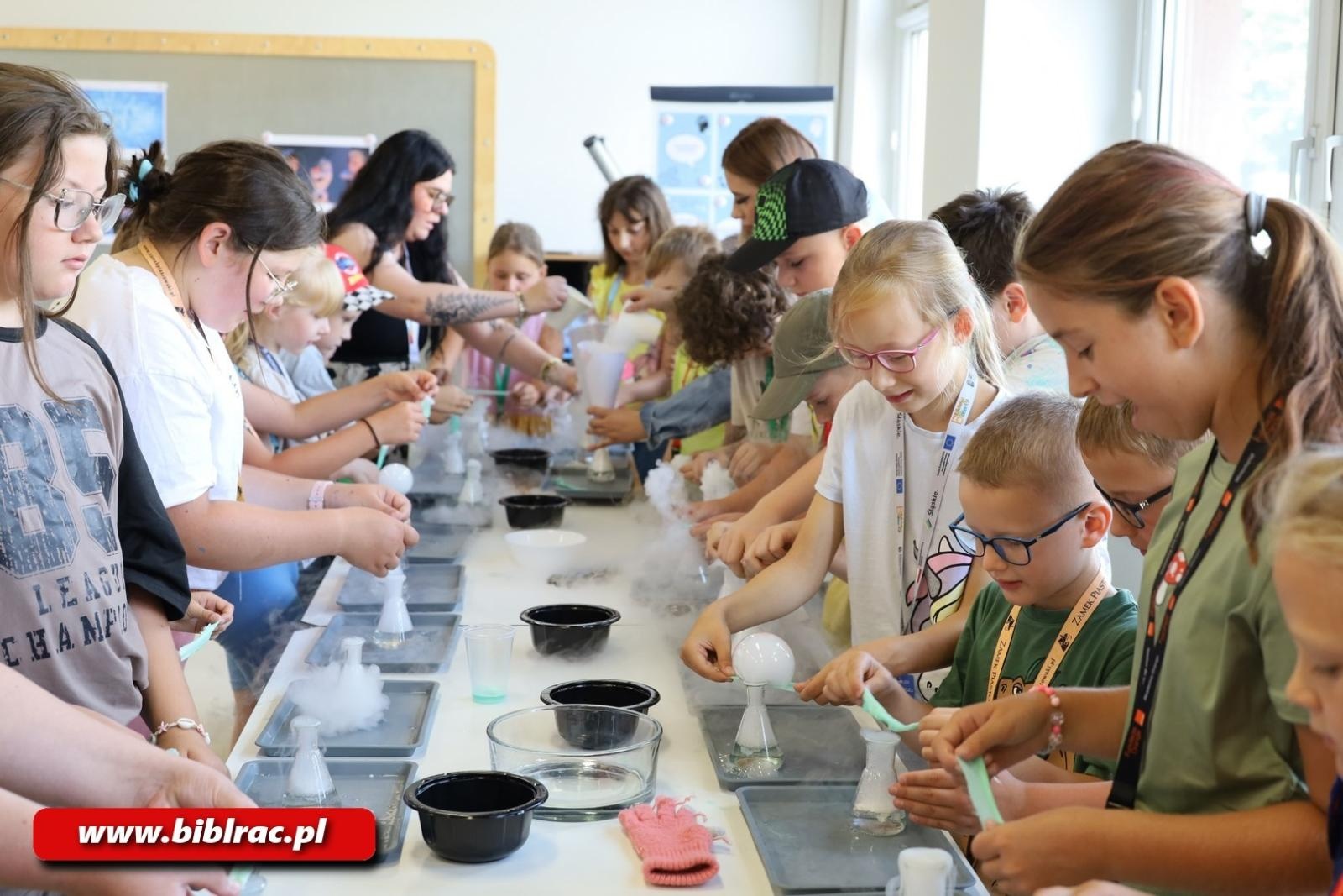 Zdjęcie w galerii na portalu naszraciborz.pl: Z Disneyem i biblioteką dookoła świata - Magiczne Encanto i zamrożone Arendelle wiadomości z regionu