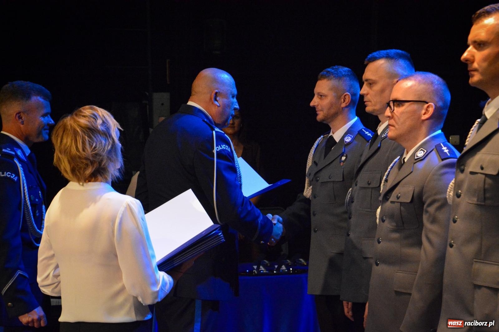 Zdjęcie w galerii na portalu naszraciborz.pl: Raciborskie obchody Święta Policji w 100-lecie służby kobiet – awanse, odznaczenia i podziękowania wiadomości z regionu