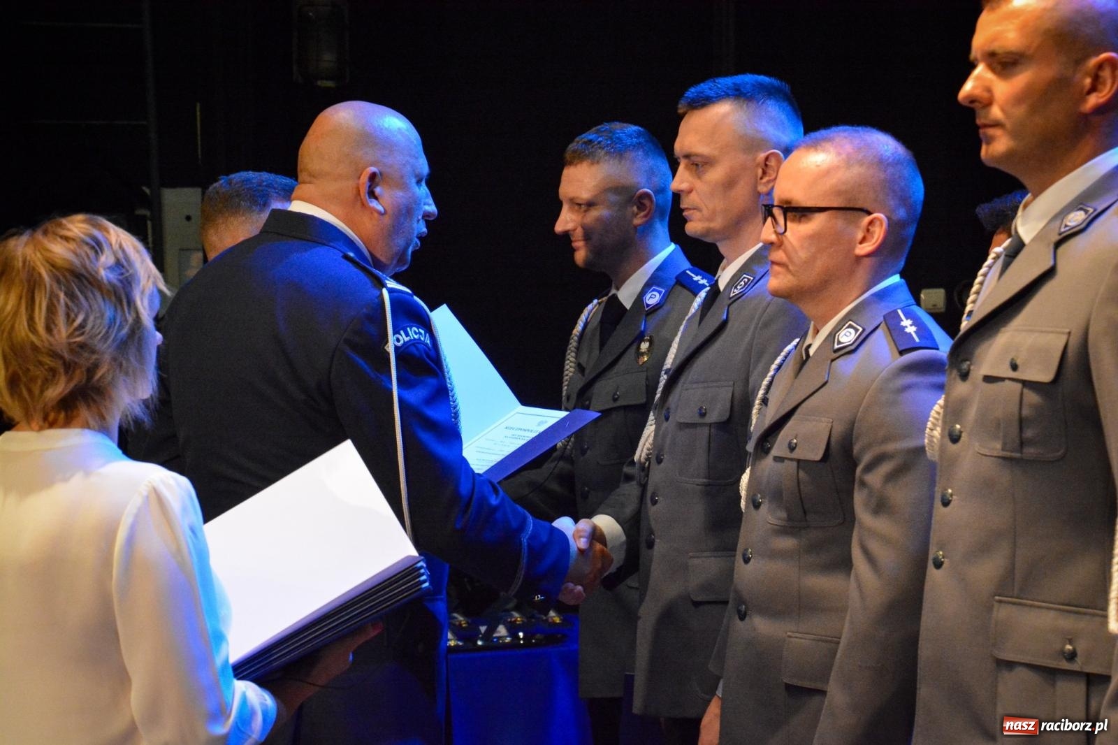 Zdjęcie w galerii na portalu naszraciborz.pl: Raciborskie obchody Święta Policji w 100-lecie służby kobiet – awanse, odznaczenia i podziękowania wiadomości z regionu