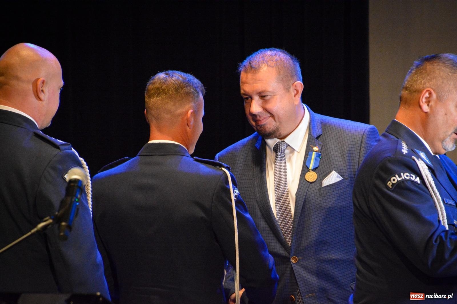 Zdjęcie w galerii na portalu naszraciborz.pl: Raciborskie obchody Święta Policji w 100-lecie służby kobiet – awanse, odznaczenia i podziękowania wiadomości z regionu