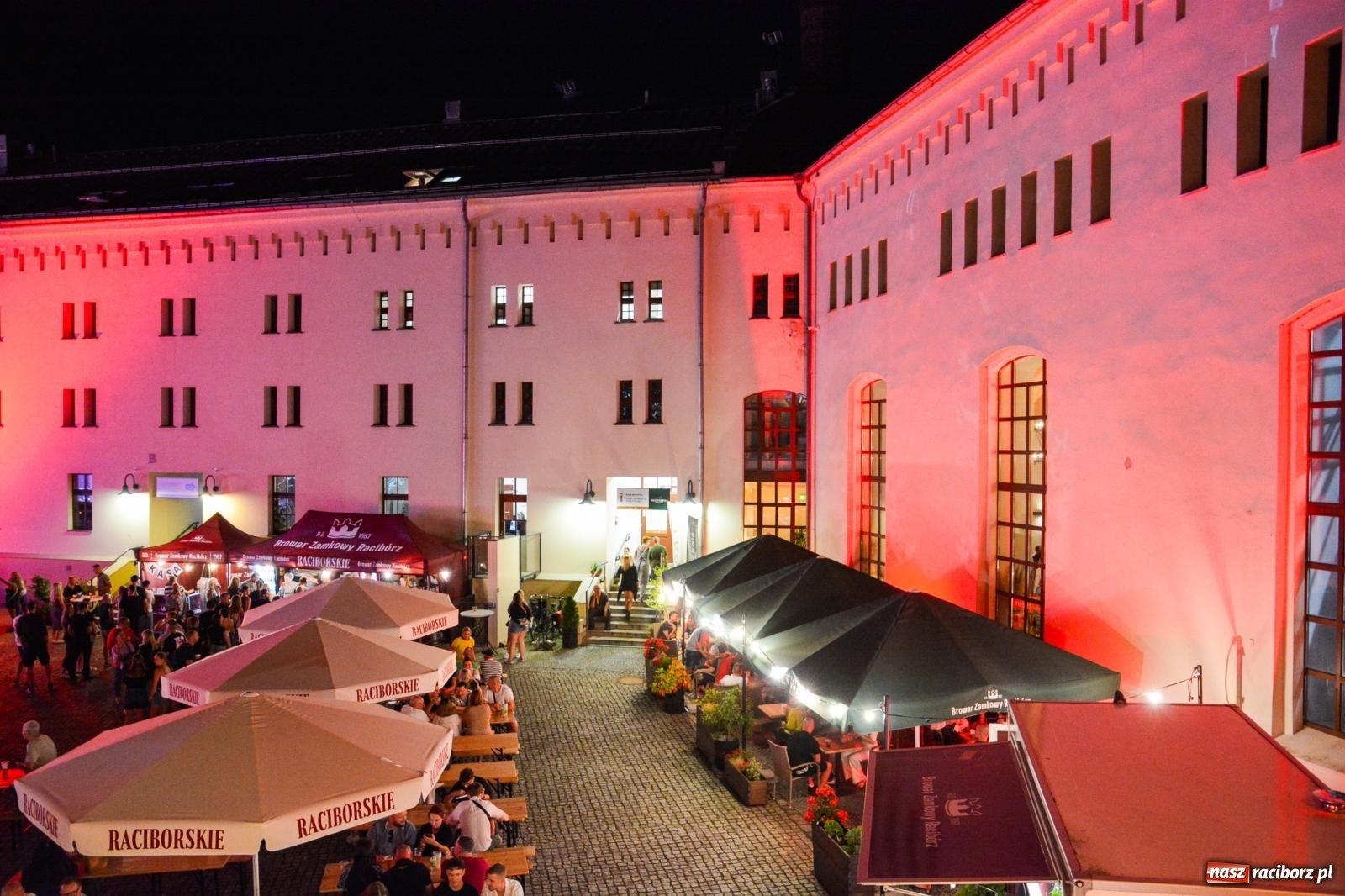 Zdjęcie w galerii na portalu naszraciborz.pl: Full Moon Festival rozświetla raciborski zamek. Elektroniczna muzyka, światła i setki uczestników wiadomości z regionu