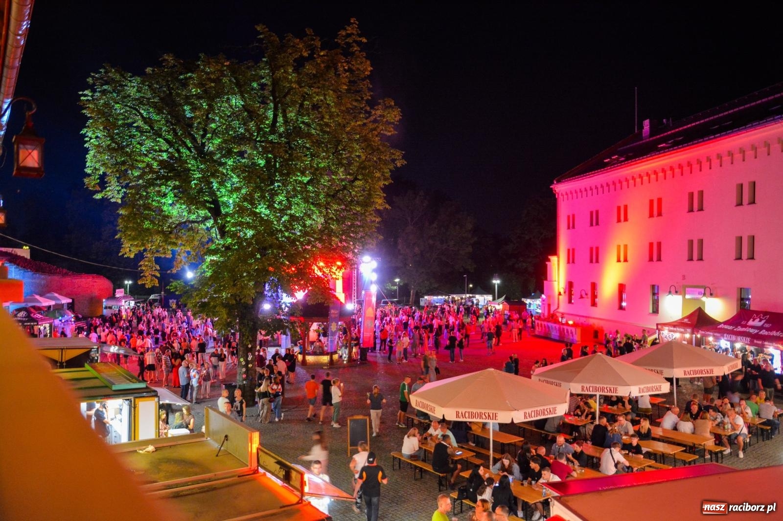 Zdjęcie w galerii na portalu naszraciborz.pl: Full Moon Festival rozświetla raciborski zamek. Elektroniczna muzyka, światła i setki uczestników wiadomości z regionu