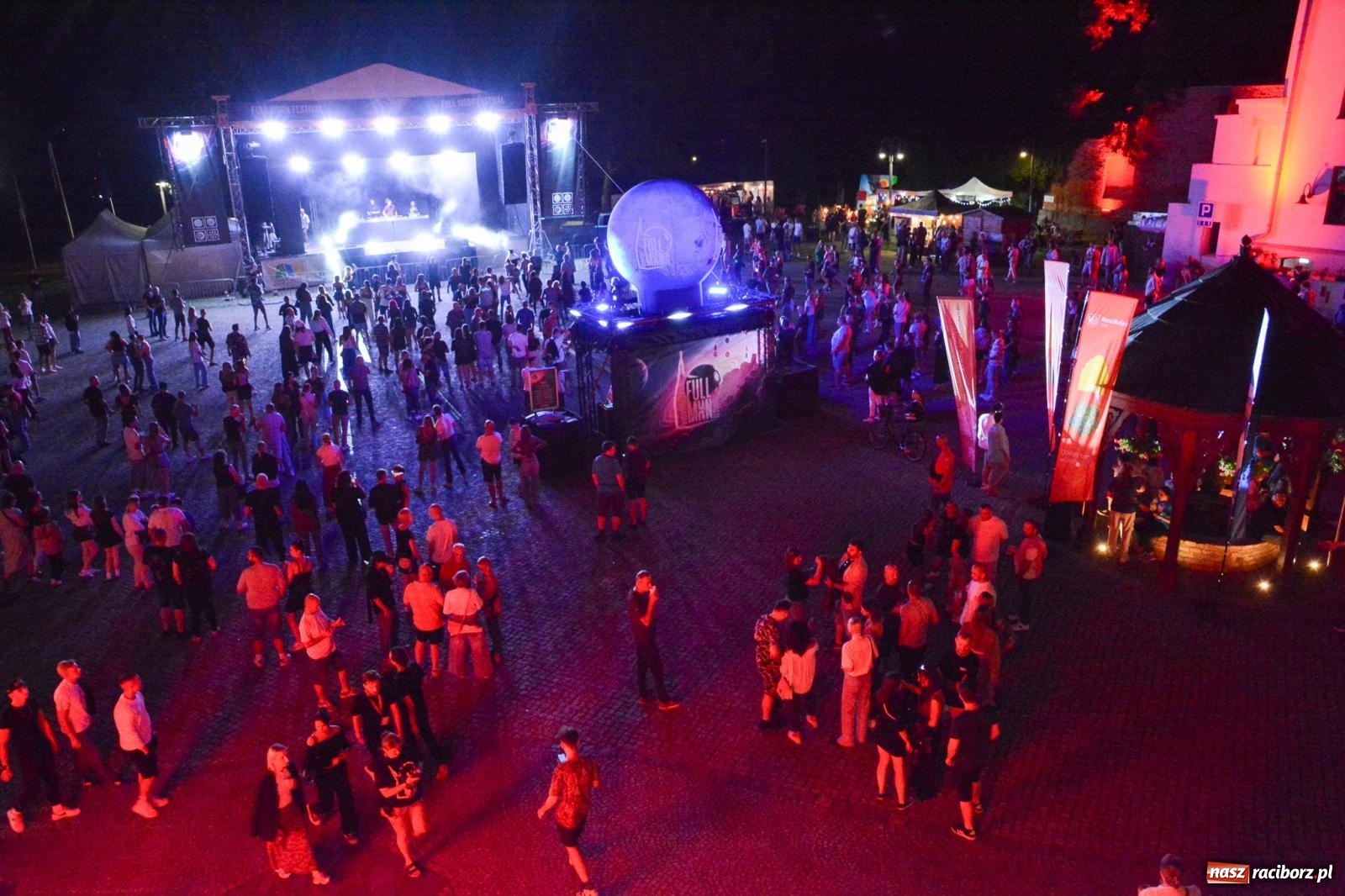 Zdjęcie w galerii na portalu naszraciborz.pl: Full Moon Festival rozświetla raciborski zamek. Elektroniczna muzyka, światła i setki uczestników wiadomości z regionu