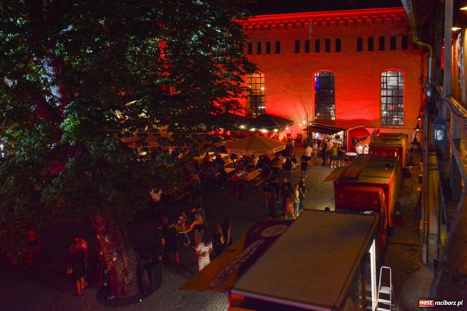 Zdjęcie w galerii na portalu naszraciborz.pl: Full Moon Festival rozświetla raciborski zamek. Elektroniczna muzyka, światła i setki uczestników wiadomości z regionu