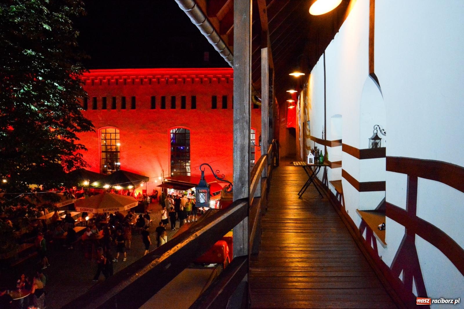 Zdjęcie w galerii na portalu naszraciborz.pl: Full Moon Festival rozświetla raciborski zamek. Elektroniczna muzyka, światła i setki uczestników wiadomości z regionu