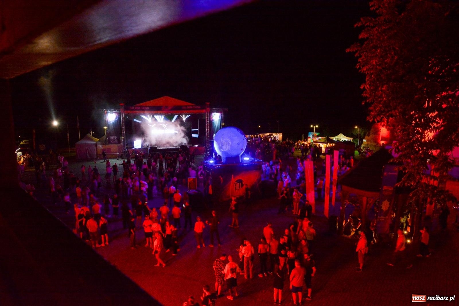 Zdjęcie w galerii na portalu naszraciborz.pl: Full Moon Festival rozświetla raciborski zamek. Elektroniczna muzyka, światła i setki uczestników wiadomości z regionu
