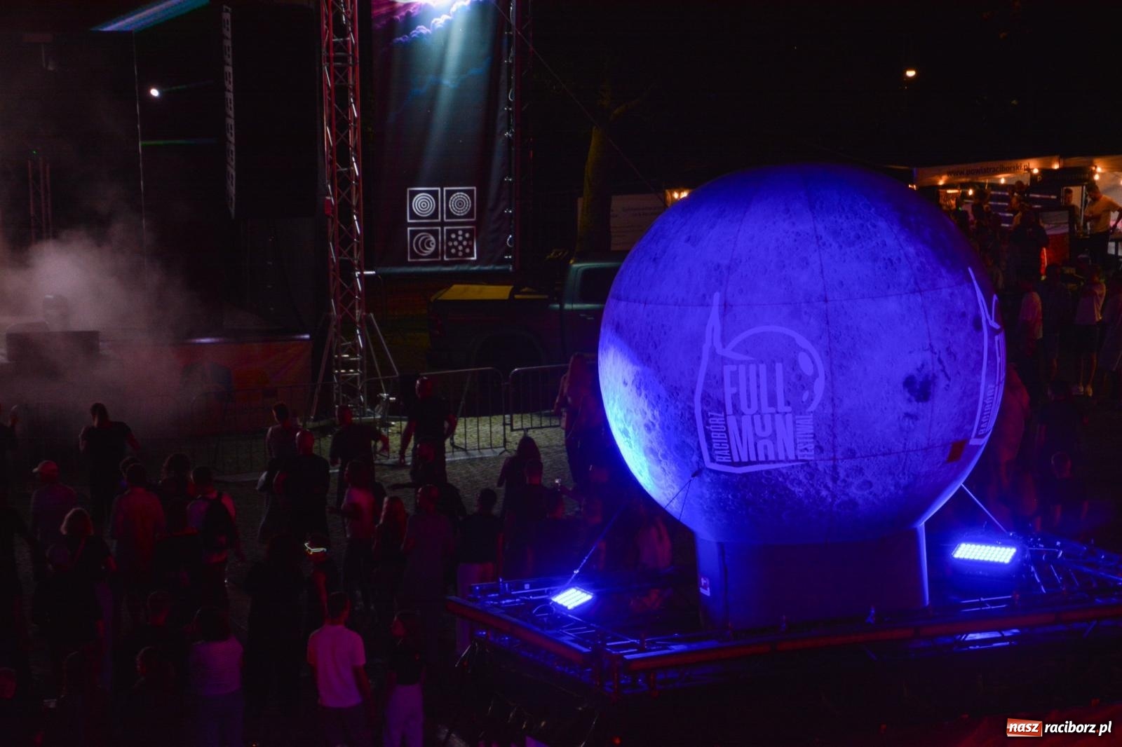 Zdjęcie w galerii na portalu naszraciborz.pl: Full Moon Festival rozświetla raciborski zamek. Elektroniczna muzyka, światła i setki uczestników wiadomości z regionu