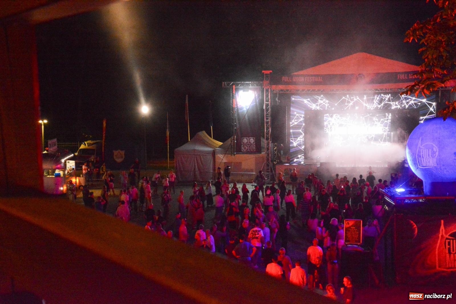 Zdjęcie w galerii na portalu naszraciborz.pl: Full Moon Festival rozświetla raciborski zamek. Elektroniczna muzyka, światła i setki uczestników wiadomości z regionu