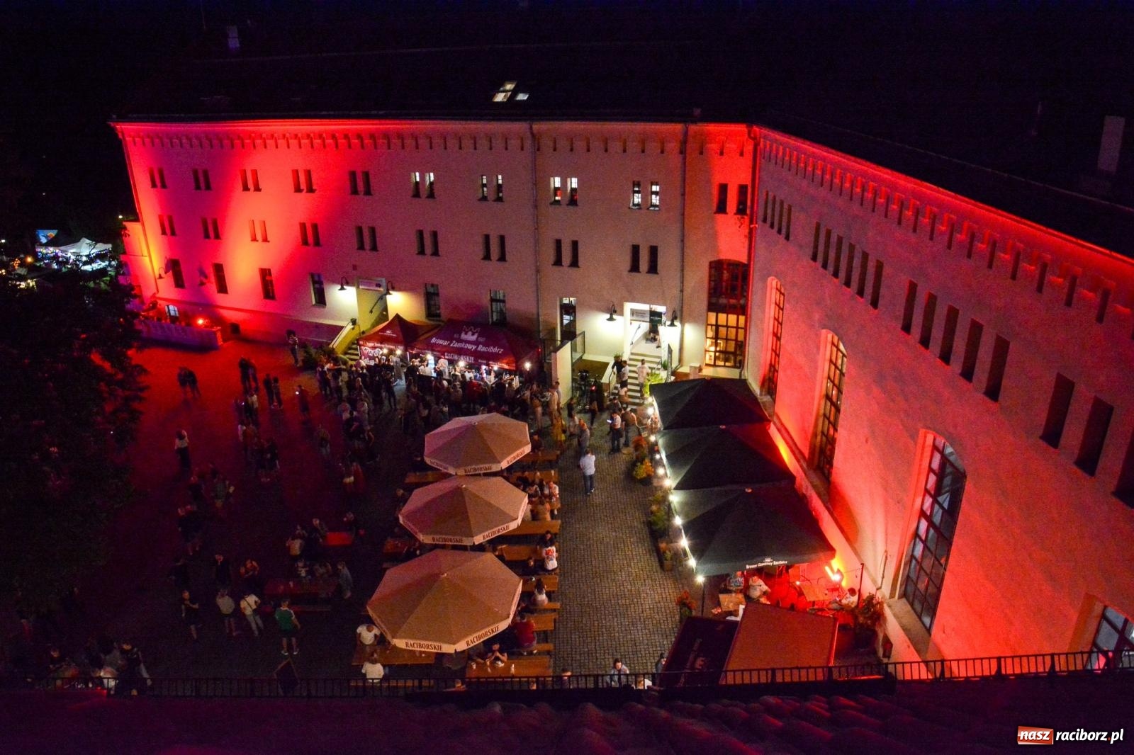 Zdjęcie w galerii na portalu naszraciborz.pl: Full Moon Festival rozświetla raciborski zamek. Elektroniczna muzyka, światła i setki uczestników wiadomości z regionu