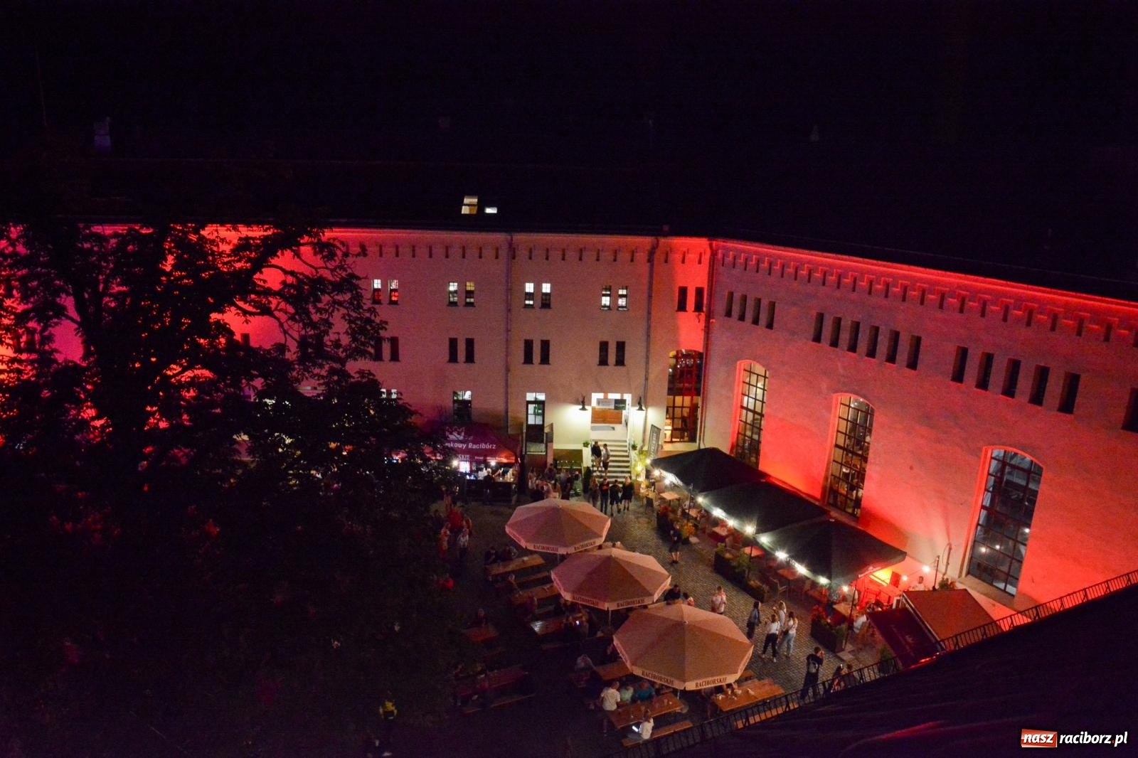 Zdjęcie w galerii na portalu naszraciborz.pl: Full Moon Festival rozświetla raciborski zamek. Elektroniczna muzyka, światła i setki uczestników wiadomości z regionu