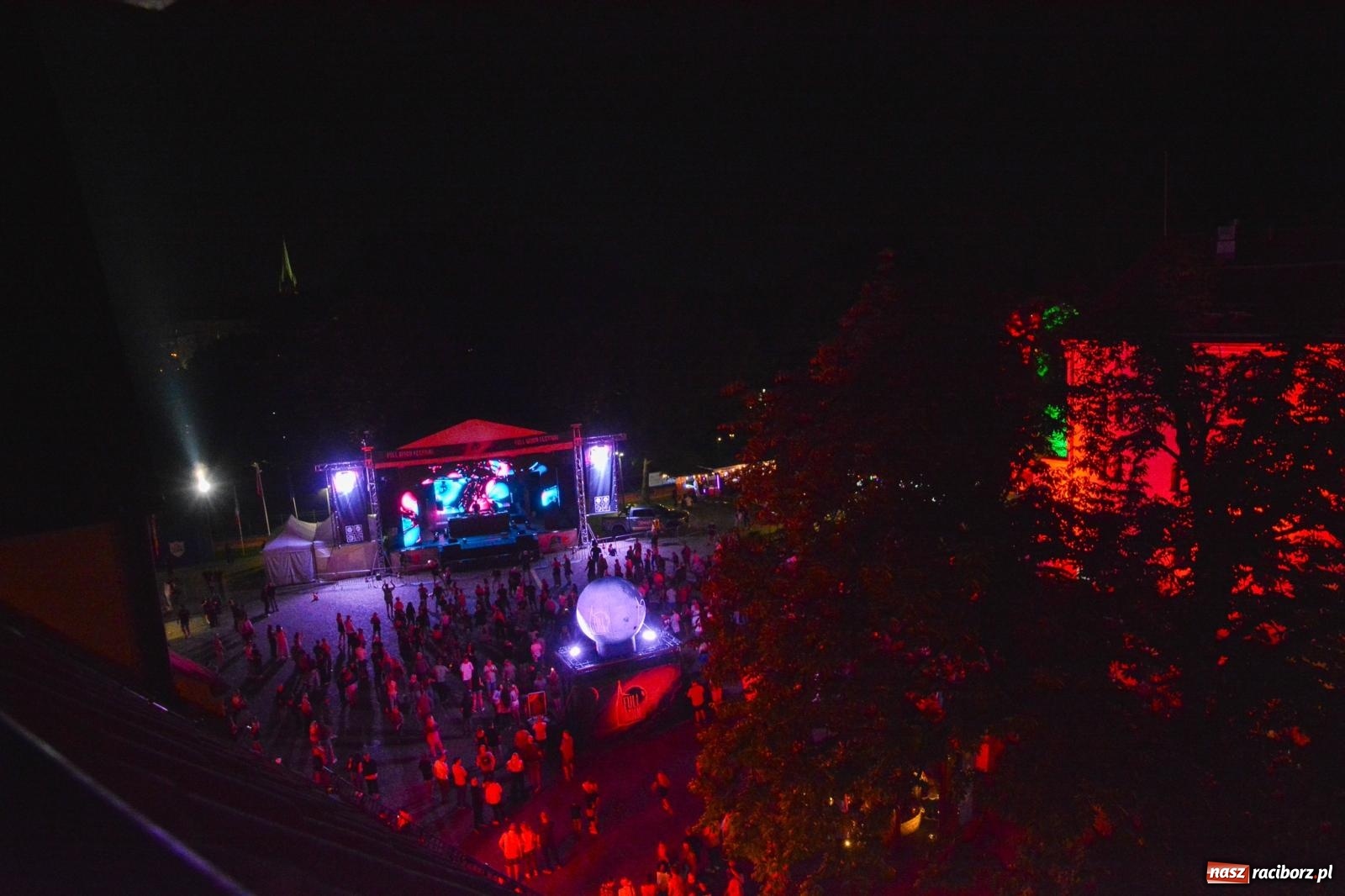 Zdjęcie w galerii na portalu naszraciborz.pl: Full Moon Festival rozświetla raciborski zamek. Elektroniczna muzyka, światła i setki uczestników wiadomości z regionu