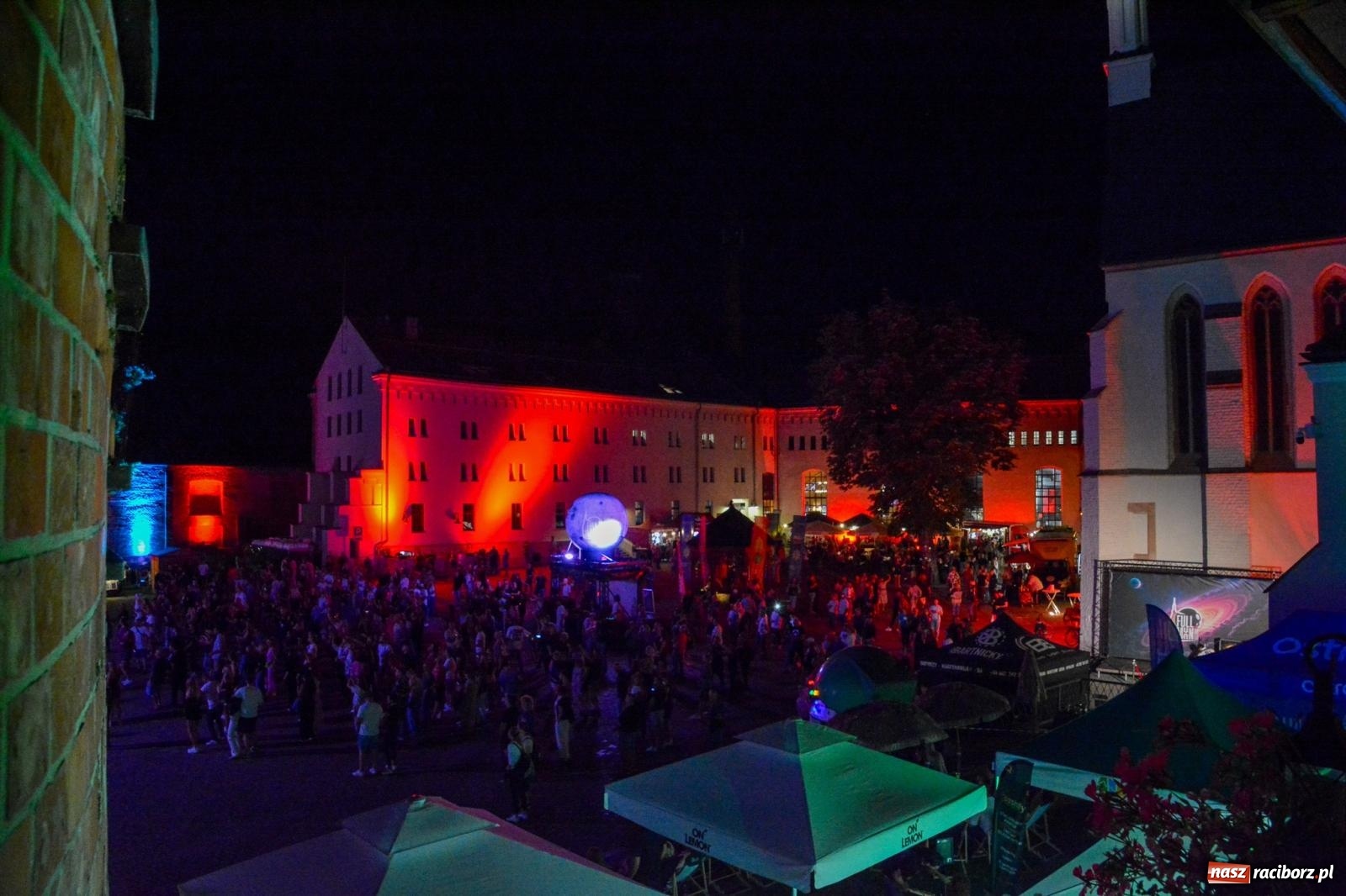Zdjęcie w galerii na portalu naszraciborz.pl: Full Moon Festival rozświetla raciborski zamek. Elektroniczna muzyka, światła i setki uczestników wiadomości z regionu