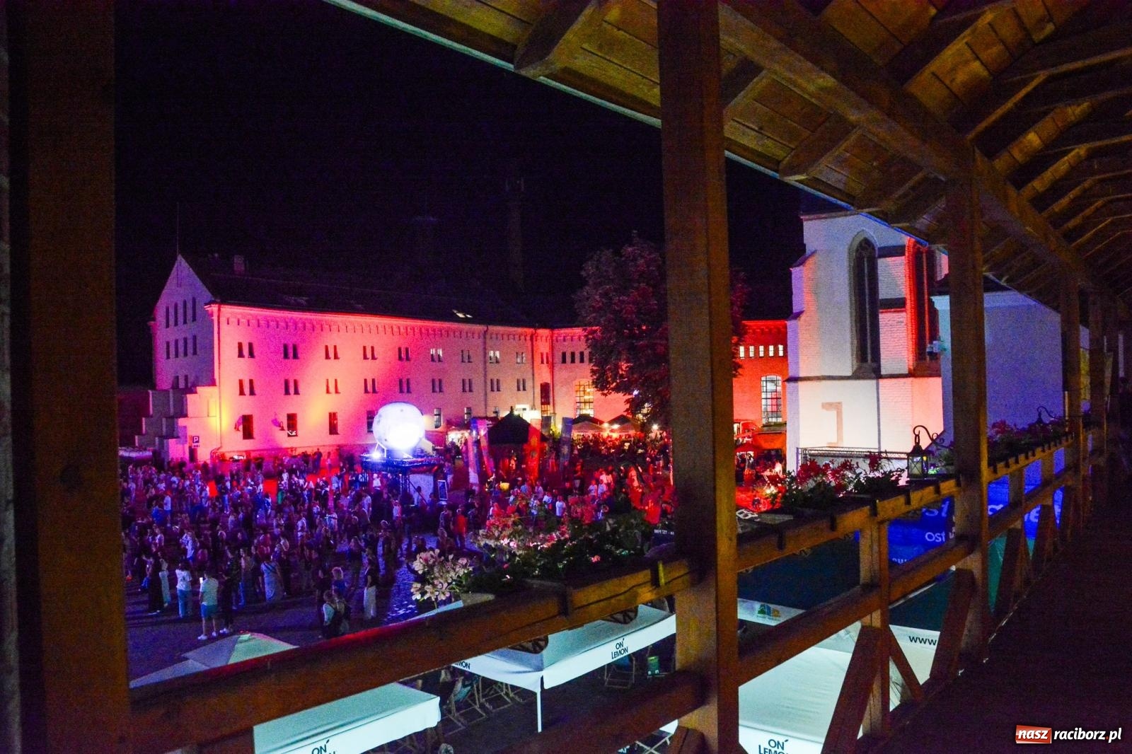 Zdjęcie w galerii na portalu naszraciborz.pl: Full Moon Festival rozświetla raciborski zamek. Elektroniczna muzyka, światła i setki uczestników wiadomości z regionu