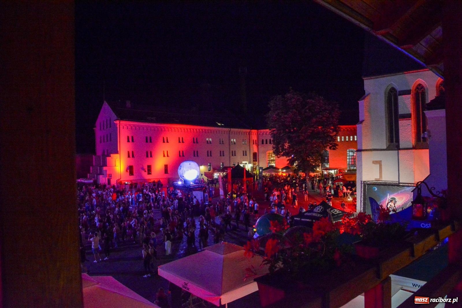 Zdjęcie w galerii na portalu naszraciborz.pl: Full Moon Festival rozświetla raciborski zamek. Elektroniczna muzyka, światła i setki uczestników wiadomości z regionu