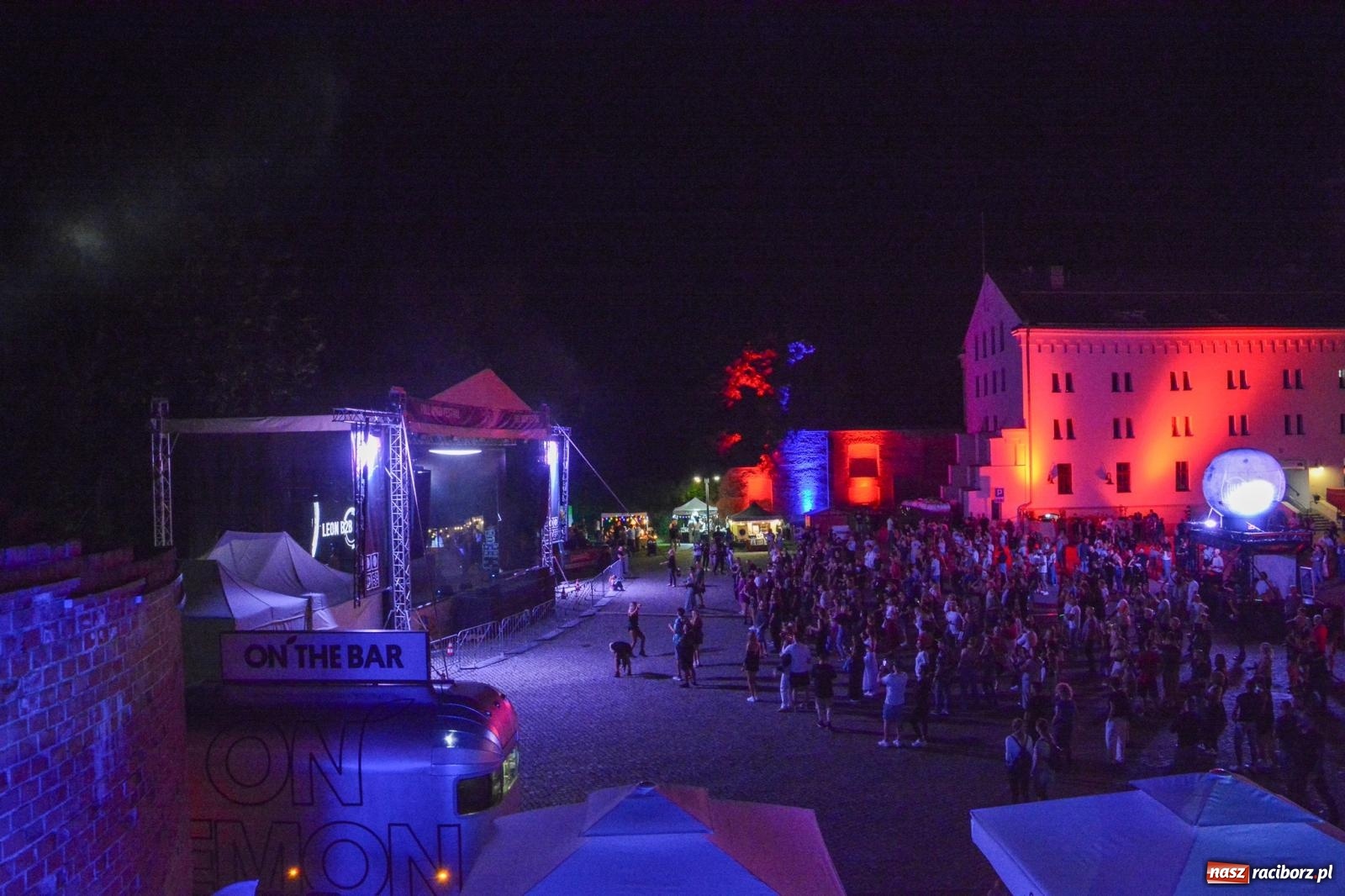 Zdjęcie w galerii na portalu naszraciborz.pl: Full Moon Festival rozświetla raciborski zamek. Elektroniczna muzyka, światła i setki uczestników wiadomości z regionu