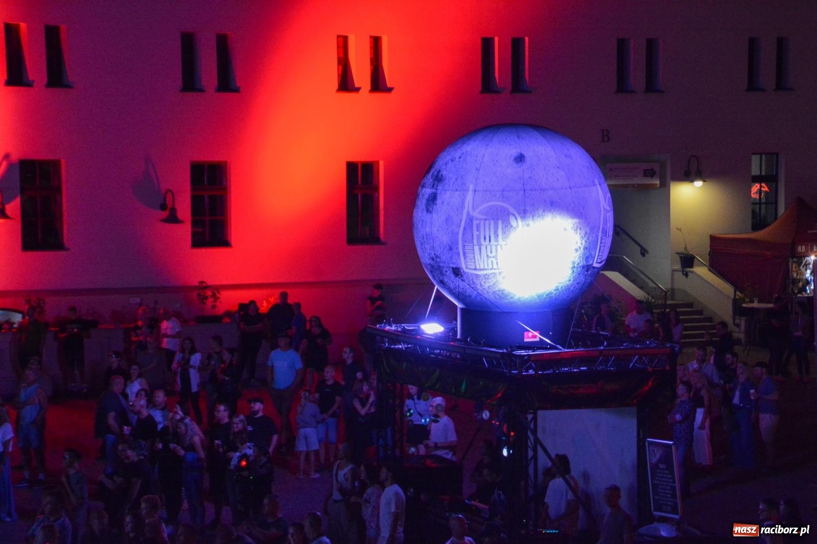 Zdjęcie w galerii na portalu naszraciborz.pl: Full Moon Festival rozświetla raciborski zamek. Elektroniczna muzyka, światła i setki uczestników wiadomości z regionu
