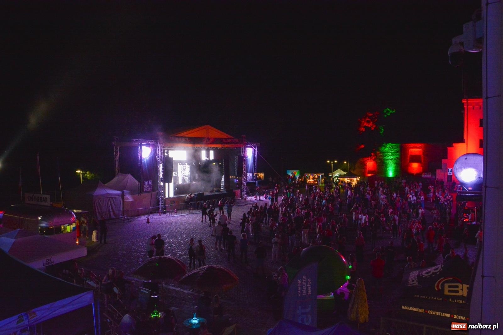 Zdjęcie w galerii na portalu naszraciborz.pl: Full Moon Festival rozświetla raciborski zamek. Elektroniczna muzyka, światła i setki uczestników wiadomości z regionu