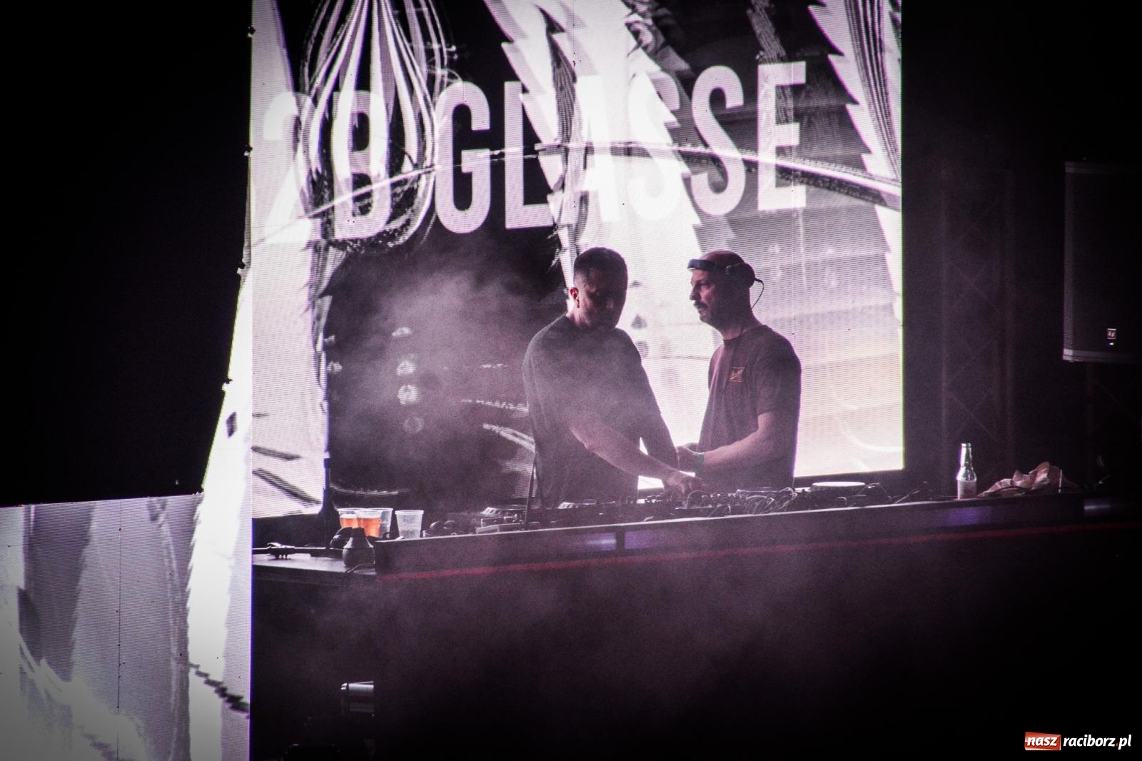 Zdjęcie w galerii na portalu naszraciborz.pl: Full Moon Festival rozświetla raciborski zamek. Elektroniczna muzyka, światła i setki uczestników wiadomości z regionu