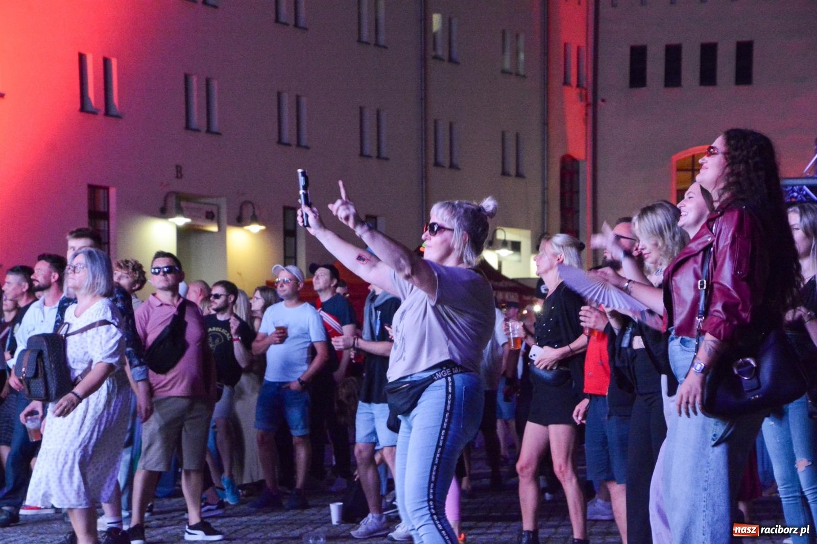 Zdjęcie w galerii na portalu naszraciborz.pl: Full Moon Festival rozświetla raciborski zamek. Elektroniczna muzyka, światła i setki uczestników wiadomości z regionu