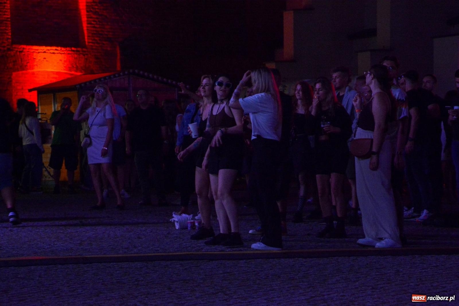 Zdjęcie w galerii na portalu naszraciborz.pl: Full Moon Festival rozświetla raciborski zamek. Elektroniczna muzyka, światła i setki uczestników wiadomości z regionu