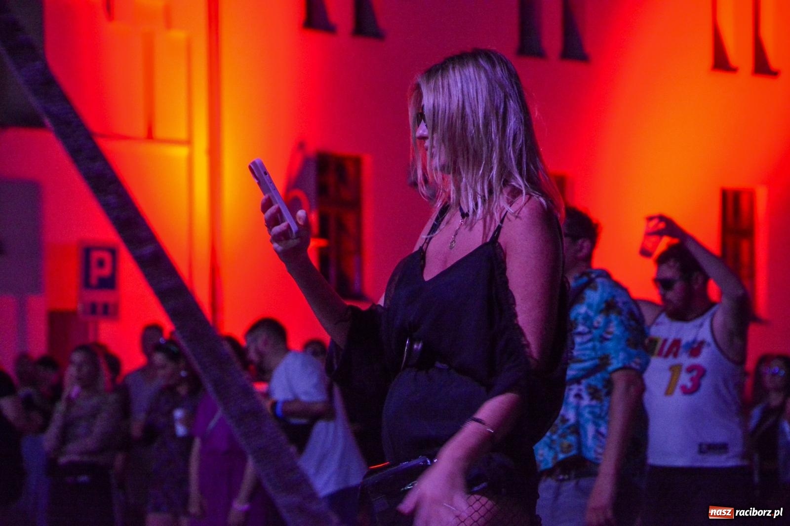 Zdjęcie w galerii na portalu naszraciborz.pl: Full Moon Festival rozświetla raciborski zamek. Elektroniczna muzyka, światła i setki uczestników wiadomości z regionu