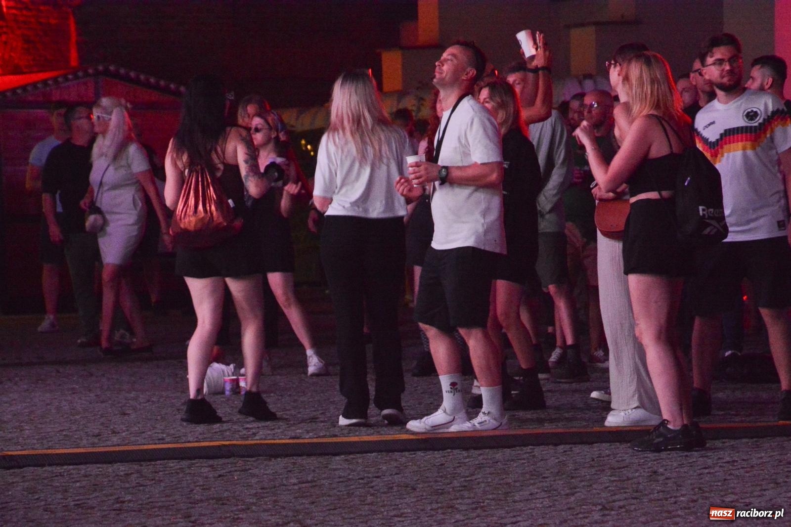 Zdjęcie w galerii na portalu naszraciborz.pl: Full Moon Festival rozświetla raciborski zamek. Elektroniczna muzyka, światła i setki uczestników wiadomości z regionu