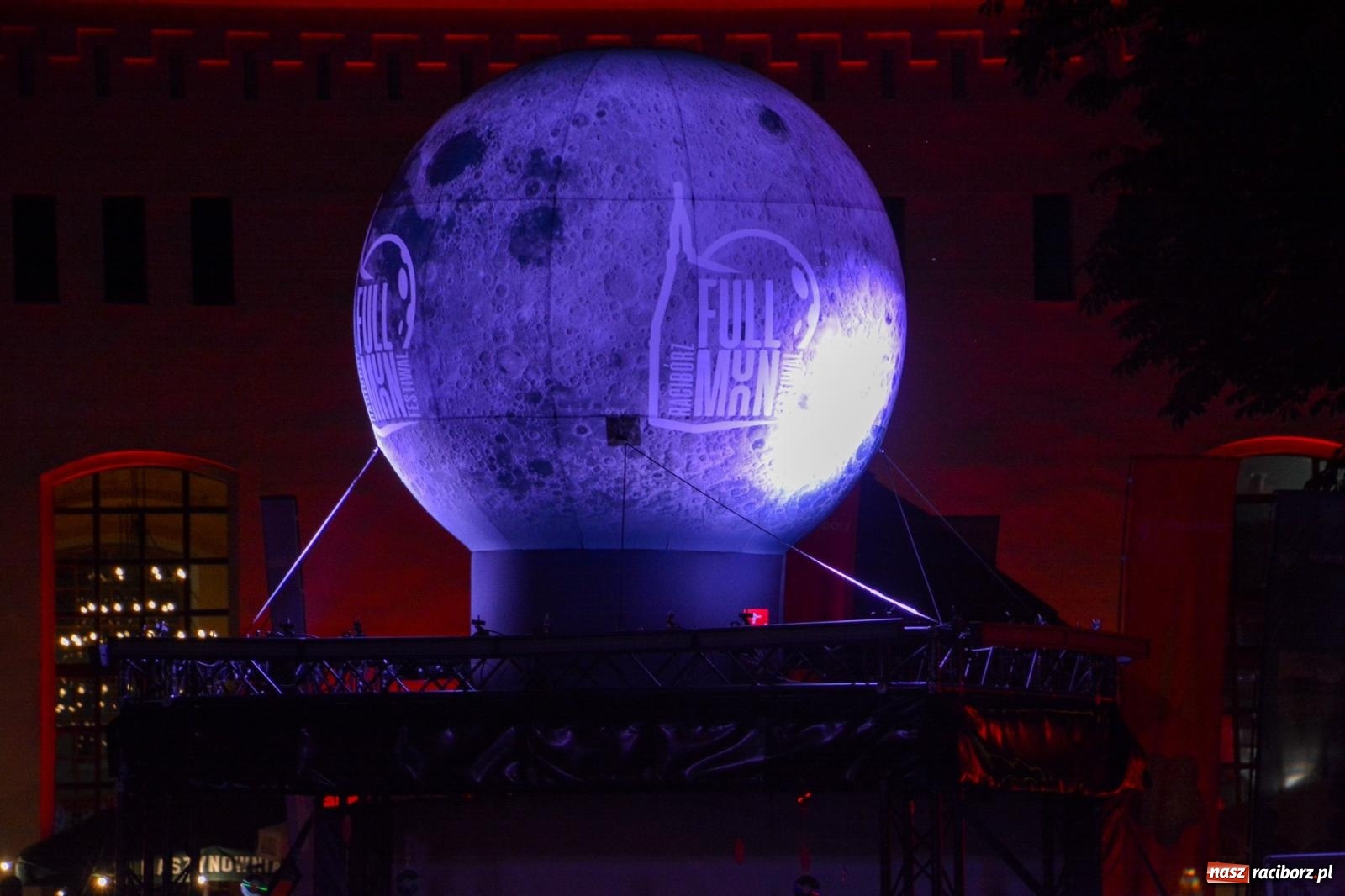 Zdjęcie w galerii na portalu naszraciborz.pl: Full Moon Festival rozświetla raciborski zamek. Elektroniczna muzyka, światła i setki uczestników wiadomości z regionu