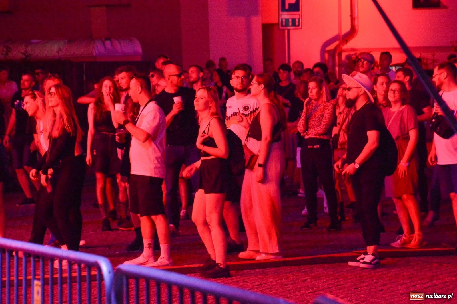 Zdjęcie w galerii na portalu naszraciborz.pl: Full Moon Festival rozświetla raciborski zamek. Elektroniczna muzyka, światła i setki uczestników wiadomości z regionu