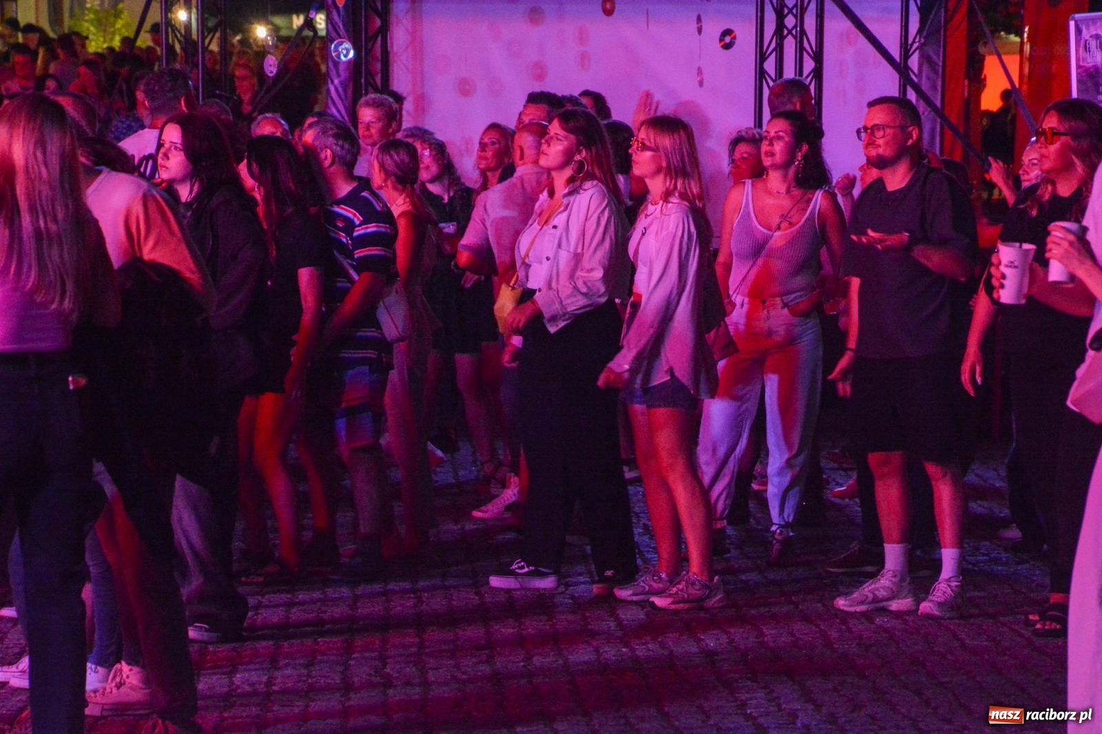 Zdjęcie w galerii na portalu naszraciborz.pl: Full Moon Festival rozświetla raciborski zamek. Elektroniczna muzyka, światła i setki uczestników wiadomości z regionu
