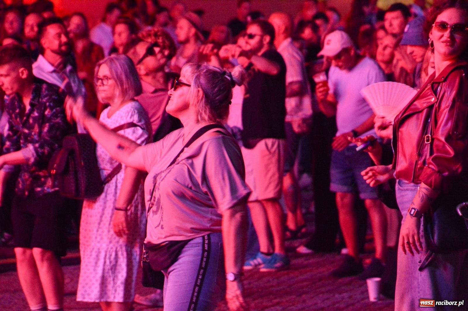 Zdjęcie w galerii na portalu naszraciborz.pl: Full Moon Festival rozświetla raciborski zamek. Elektroniczna muzyka, światła i setki uczestników wiadomości z regionu