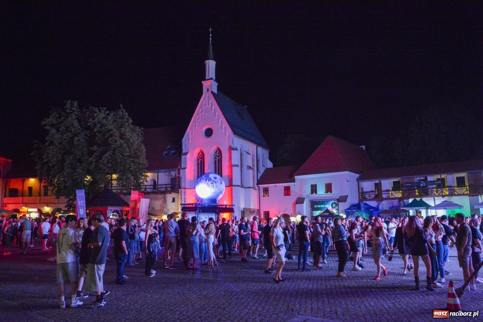 Zdjęcie w galerii na portalu naszraciborz.pl: Full Moon Festival rozświetla raciborski zamek. Elektroniczna muzyka, światła i setki uczestników wiadomości z regionu