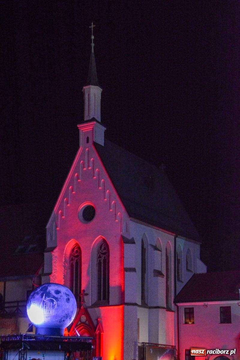 Zdjęcie w galerii na portalu naszraciborz.pl: Full Moon Festival rozświetla raciborski zamek. Elektroniczna muzyka, światła i setki uczestników wiadomości z regionu