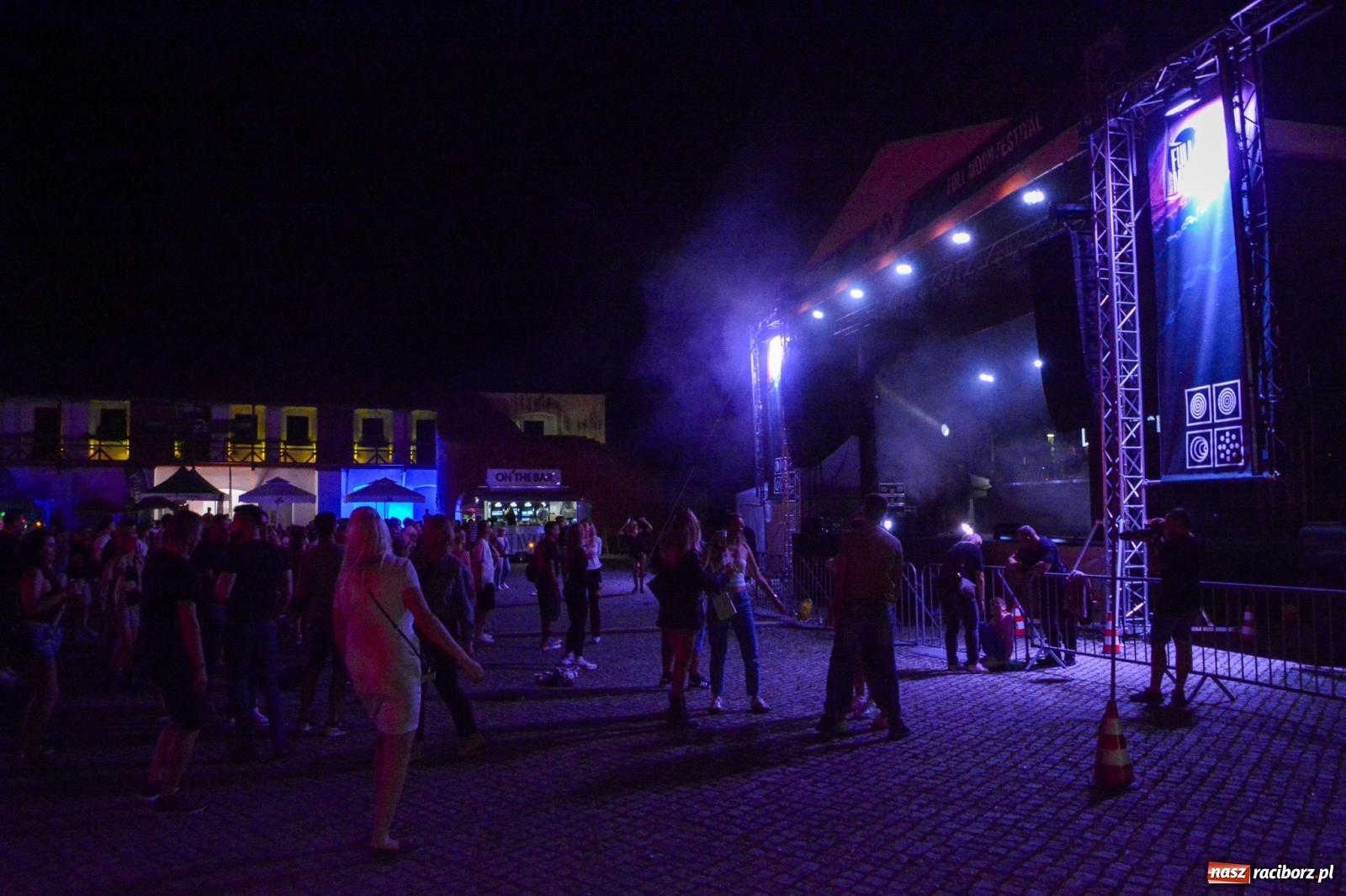 Zdjęcie w galerii na portalu naszraciborz.pl: Full Moon Festival rozświetla raciborski zamek. Elektroniczna muzyka, światła i setki uczestników wiadomości z regionu