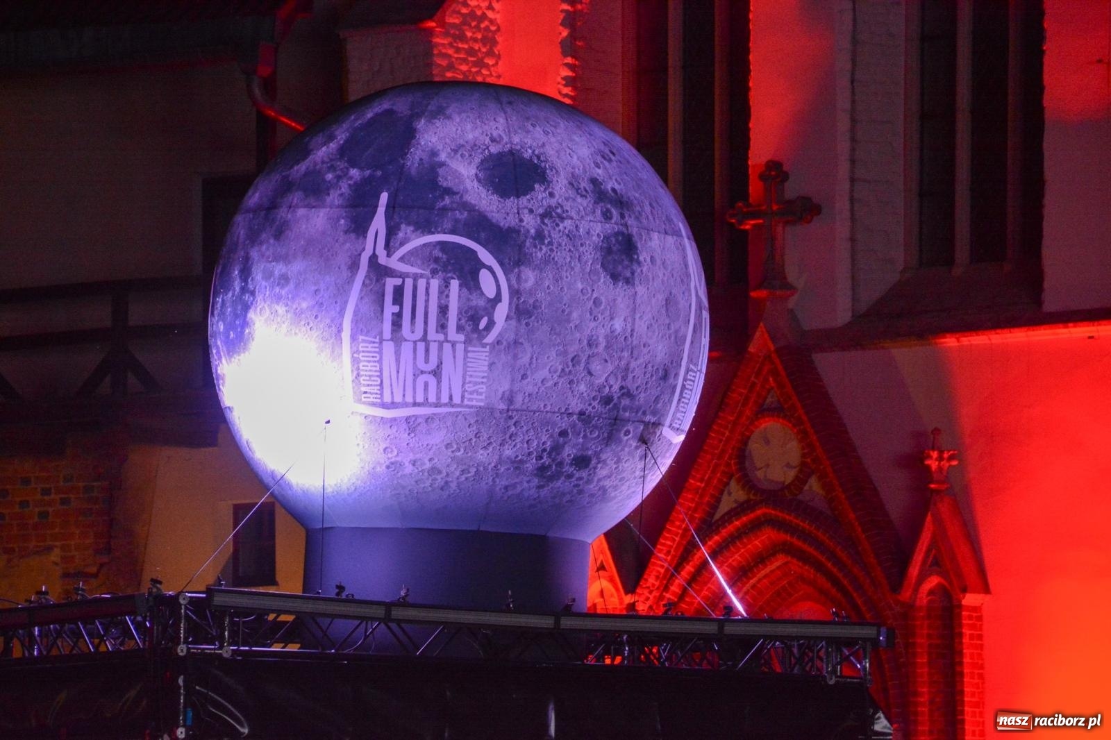 Zdjęcie w galerii na portalu naszraciborz.pl: Full Moon Festival rozświetla raciborski zamek. Elektroniczna muzyka, światła i setki uczestników wiadomości z regionu