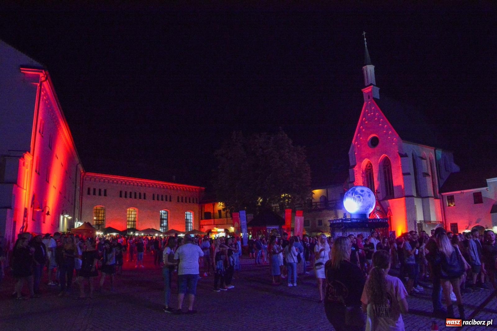 Zdjęcie w galerii na portalu naszraciborz.pl: Full Moon Festival rozświetla raciborski zamek. Elektroniczna muzyka, światła i setki uczestników wiadomości z regionu