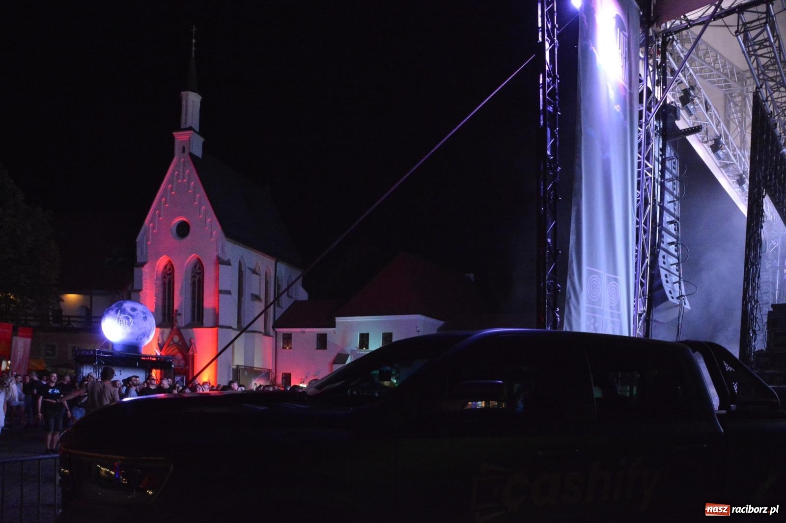 Zdjęcie w galerii na portalu naszraciborz.pl: Full Moon Festival rozświetla raciborski zamek. Elektroniczna muzyka, światła i setki uczestników wiadomości z regionu