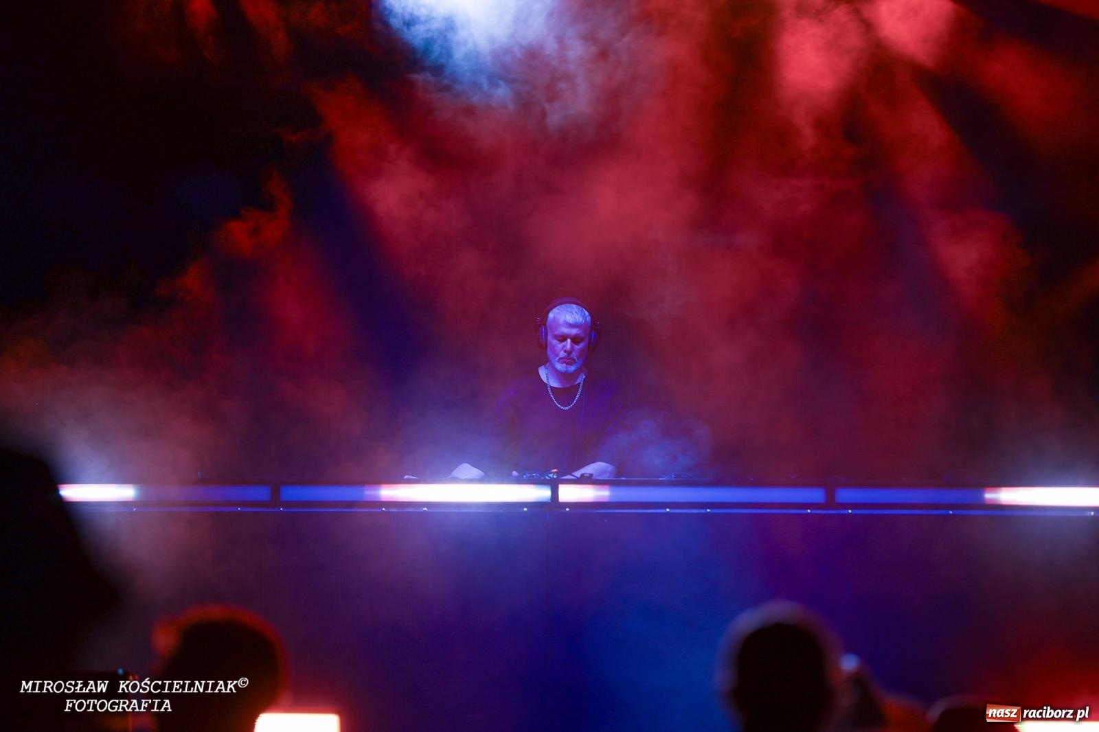 Zdjęcie w galerii na portalu naszraciborz.pl: Full Moon Festival rozświetla raciborski zamek. Elektroniczna muzyka, światła i setki uczestników wiadomości z regionu