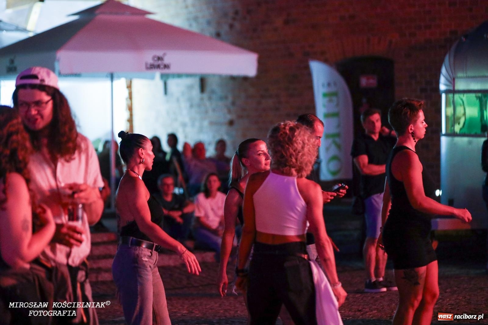 Zdjęcie w galerii na portalu naszraciborz.pl: Full Moon Festival rozświetla raciborski zamek. Elektroniczna muzyka, światła i setki uczestników wiadomości z regionu