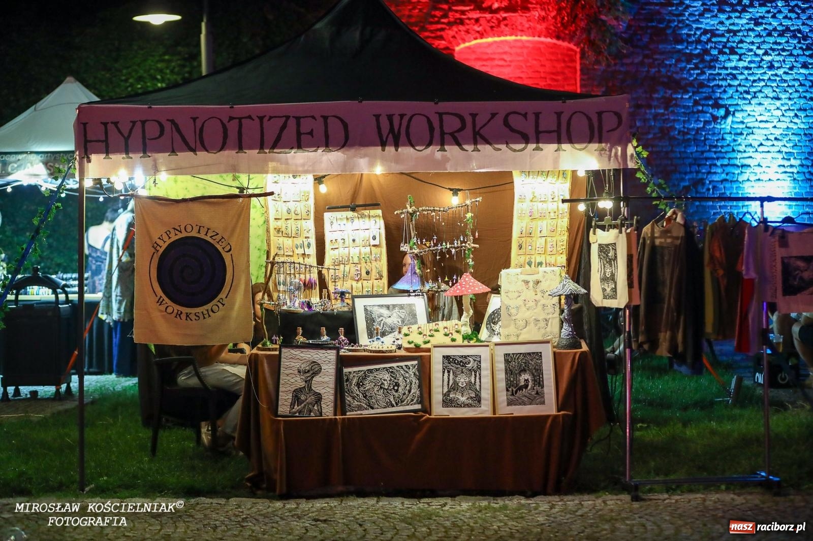 Zdjęcie w galerii na portalu naszraciborz.pl: Full Moon Festival rozświetla raciborski zamek. Elektroniczna muzyka, światła i setki uczestników wiadomości z regionu