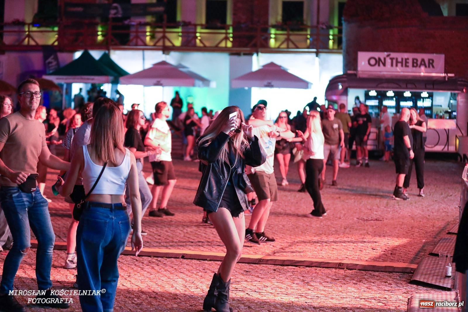 Zdjęcie w galerii na portalu naszraciborz.pl: Full Moon Festival rozświetla raciborski zamek. Elektroniczna muzyka, światła i setki uczestników wiadomości z regionu