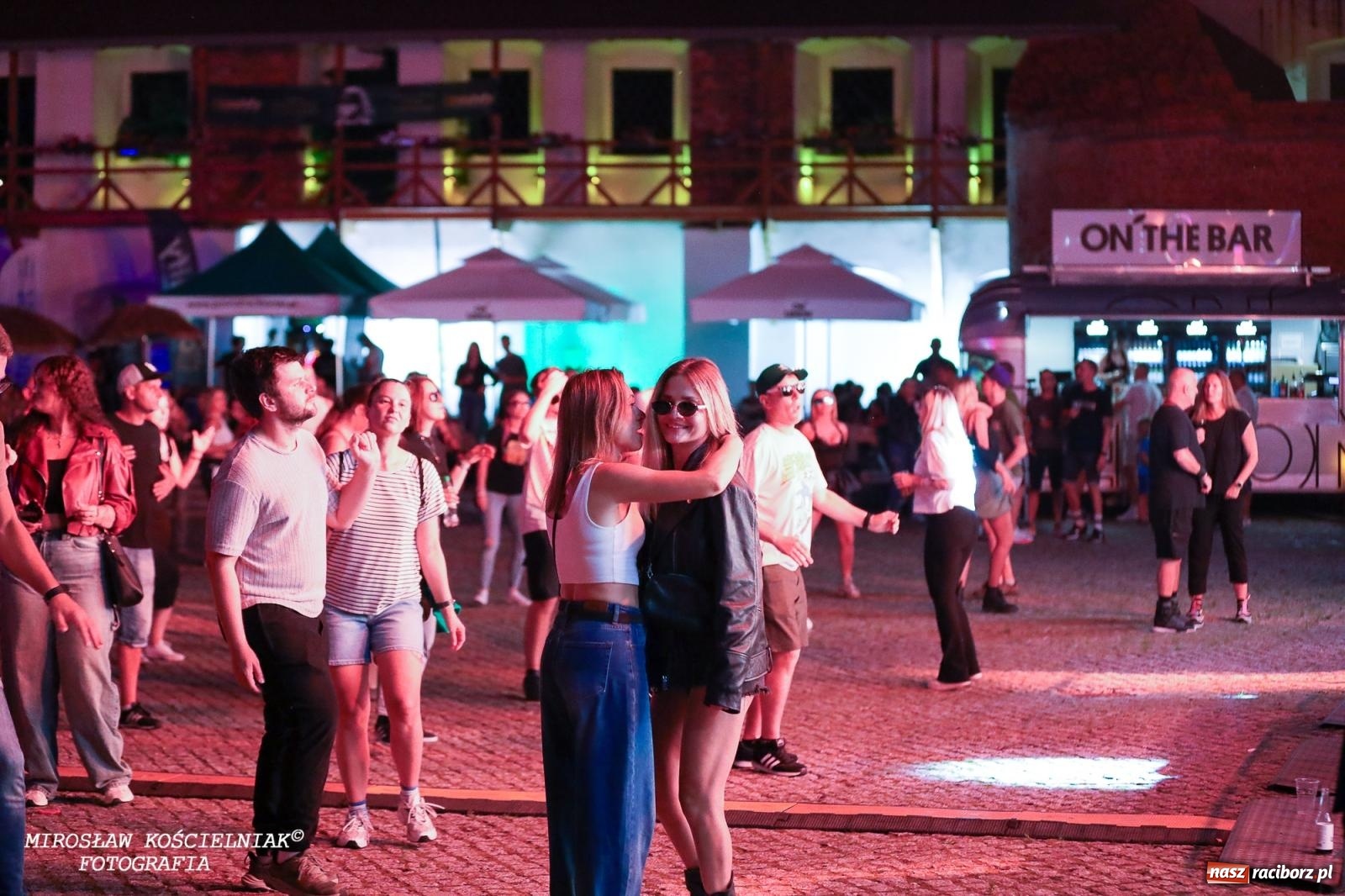 Zdjęcie w galerii na portalu naszraciborz.pl: Full Moon Festival rozświetla raciborski zamek. Elektroniczna muzyka, światła i setki uczestników wiadomości z regionu