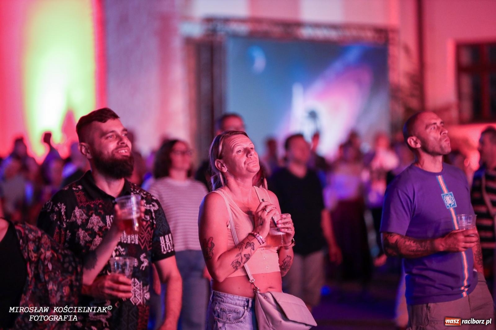 Zdjęcie w galerii na portalu naszraciborz.pl: Full Moon Festival rozświetla raciborski zamek. Elektroniczna muzyka, światła i setki uczestników wiadomości z regionu